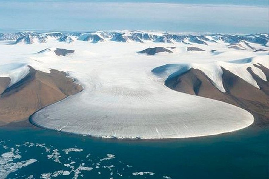 Nằm ở khu vực Đông Bắc Greenland,  sông băng chân voi nhìn không khác gì bát bột vừa được đổ lên bề mặt một chiếc chảo. Sông băng chân voi chính là một ví dụ điển hình kiểu sông nằm ở vị trí chân một sườn núi. Từ trên cao, du khách có thể dễ dàng nhận ra hình dạng đặc biệt của kiểu sông băng này.